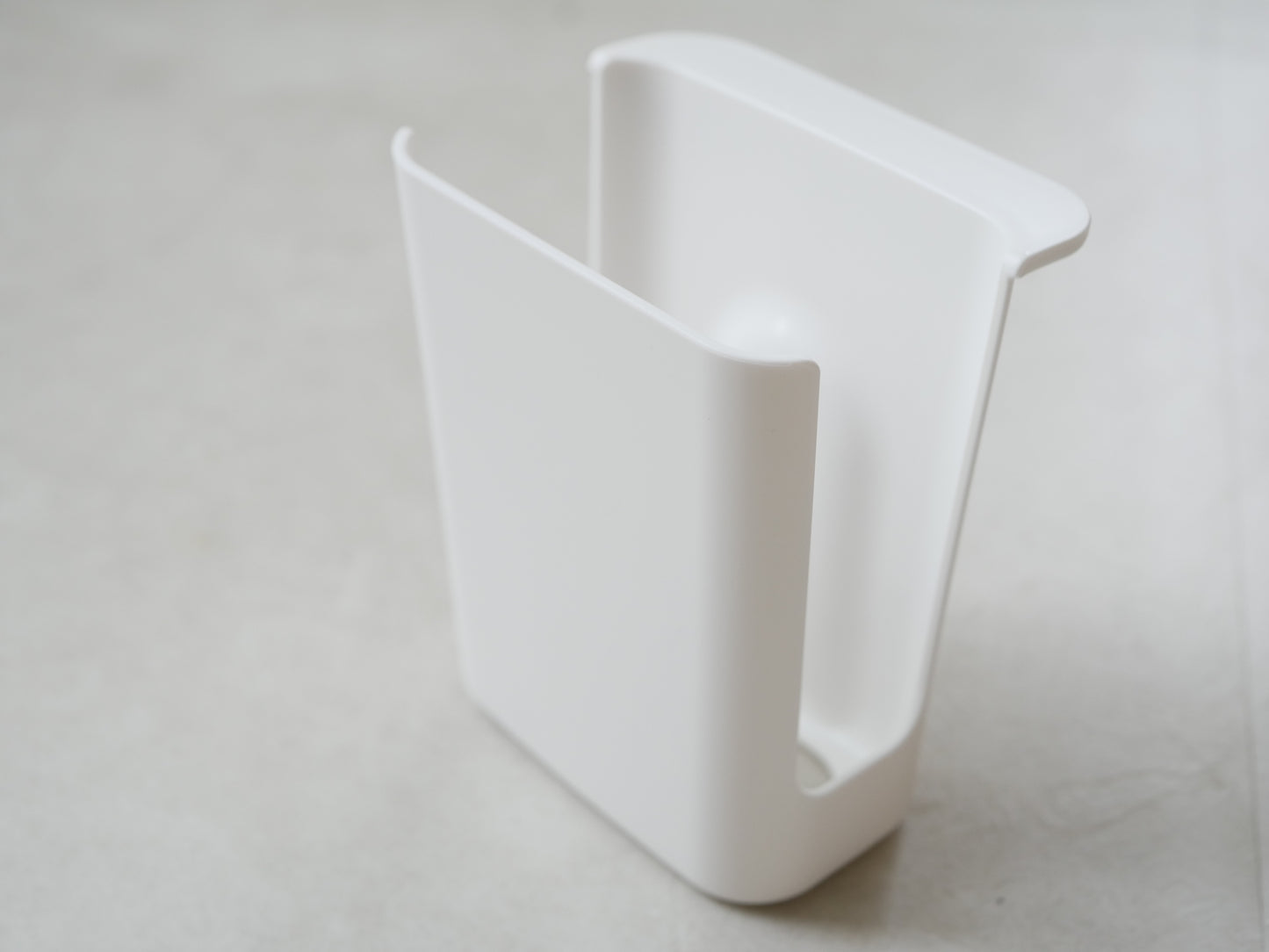 Kichitoブランドのシンク用スポンジポケット。ポリプロピレンとPVC製で、シンクに取り付けてスポンジを整理収納できるキッチンアクセサリー。