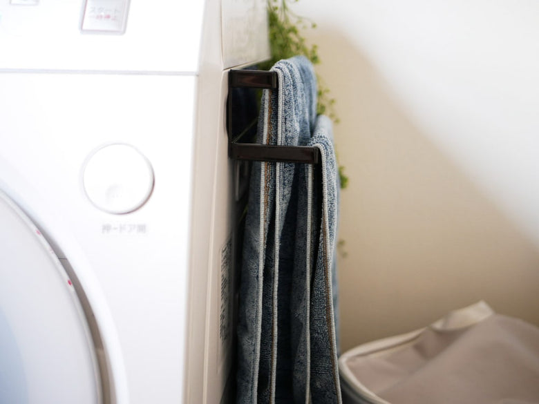 タワー(YAMAZAKI)製の洗濯機横取り付け用マグネットタオルハンガー2段。スチール製で幅40cm、洗濯機横に設置可能なデザイン。