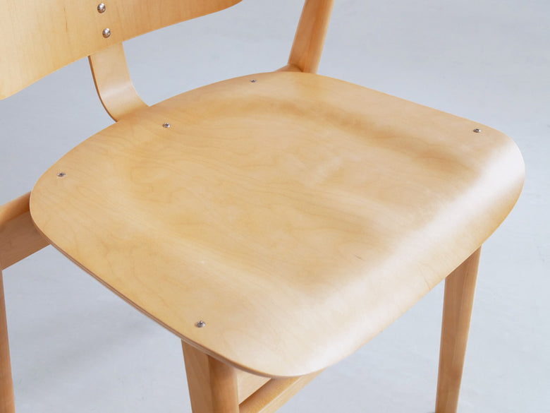 アルテック製フィンランドデザインのドムスチェア、バーチ材を使用したハニーステイン仕上げでシンプルかつモダンなデザインの椅子