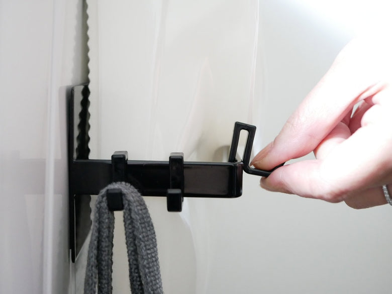 タワー製マグネットバスブーツホルダー。銀色のスチール本体に3つのフックが付いており、バスブーツを整理して収納する家庭用ハードウェアです。