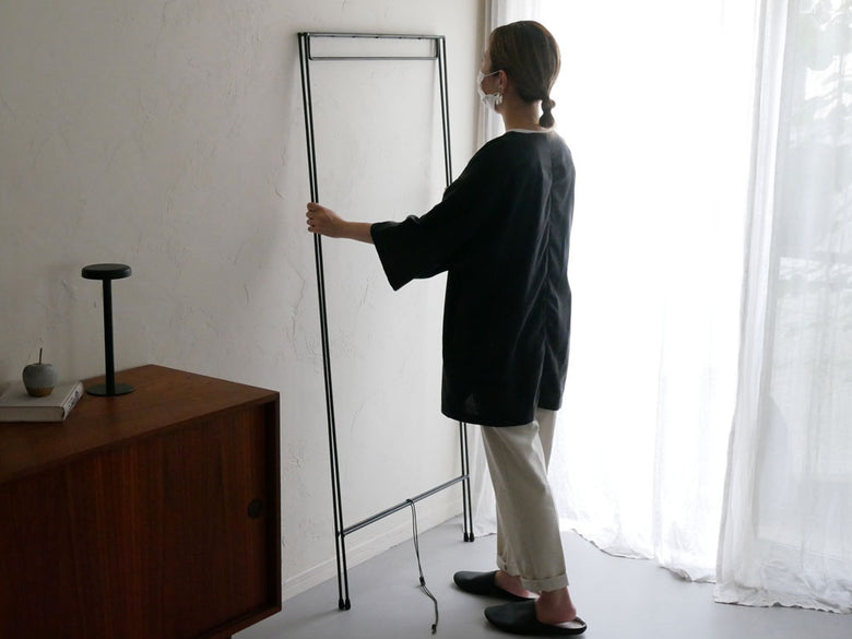 SIKAKUブランドのクロカワ製折りたたみハンガーラック。高さ150cmでキャップが着脱可能です。