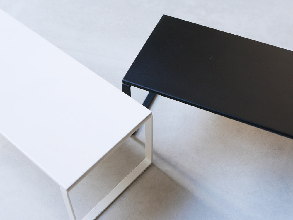 Yamazakiのスチール製伸縮シューズラック、幅34～60cmに調整可能で下駄箱内に靴を整理するために設置された製品