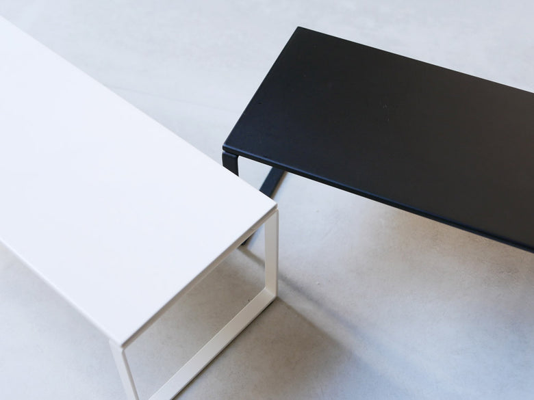 Yamazakiのスチール製伸縮シューズラック、幅34～60cmに調整可能で下駄箱内に靴を整理するために設置された製品