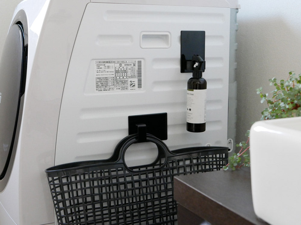 タワーのマグネットランドリーバスケットホルダーと洗濯かご