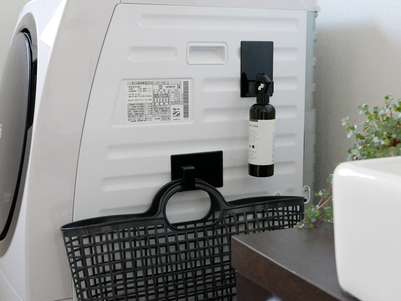 タワーのマグネットランドリーバスケットホルダーと洗濯かご