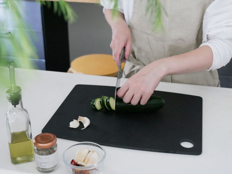 エピキュリアン製セルロース繊維カッティングボード上に野菜や果物、包丁が並べられた調理風景