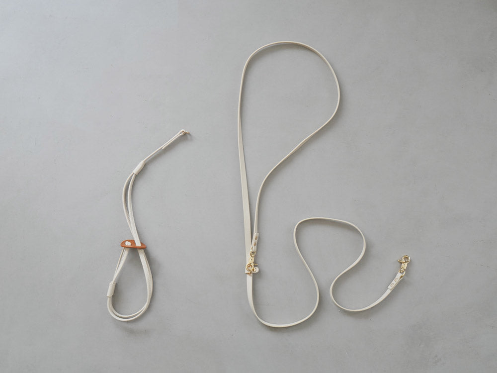 Horn Please MADE製ヴィーガンレザーの小型犬用ドッグリード。幅1.2cm、長さ200cmのエコ素材使用でシンプルなデザイン