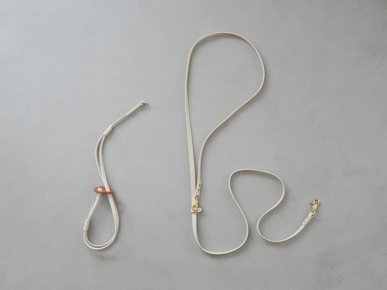 Horn Please MADE製ヴィーガンレザーの小型犬用ドッグリード。幅1.2cm、長さ200cmのエコ素材使用でシンプルなデザイン