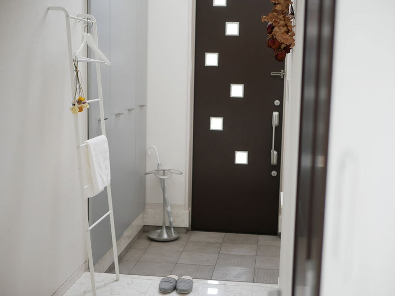 YAMAZAKIのラダーハンガーが壁に掛けられている様子