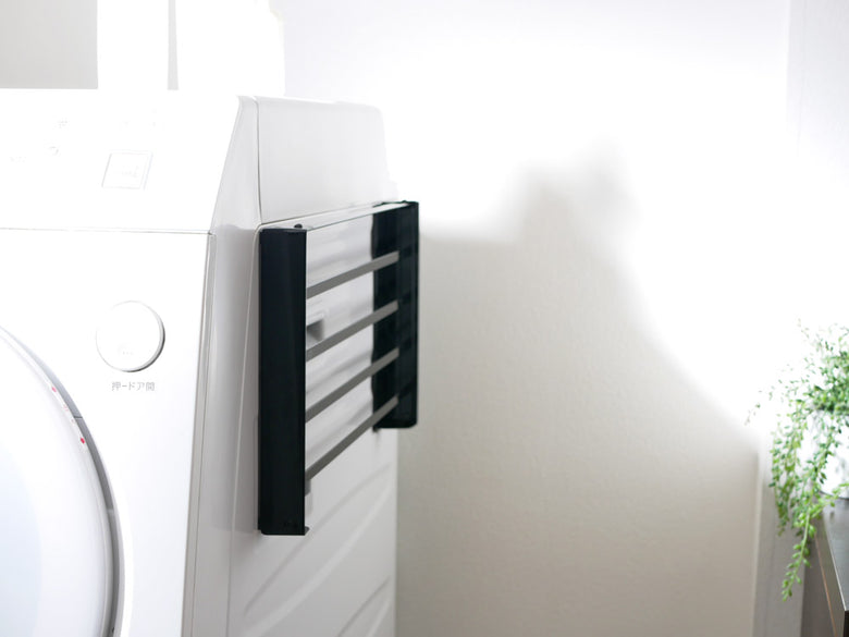 洗濯機横に取り付けるマグネット式折り畳み棚