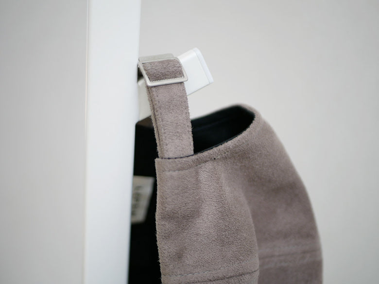 LINEブランドのスリムコートハンガー。スチール製で高さ160cm、複数のハンガーとフックが付いたデザイン。