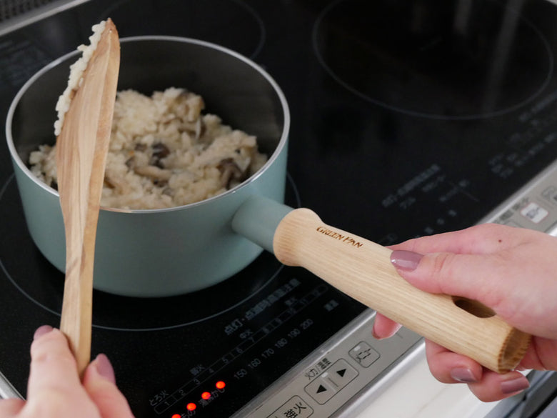 GREENPANグリーンパン メイフラワー ソースパン 蓋付き。白アッシュウッドハンドルとセラミックコーティングのアルミ製調理鍋