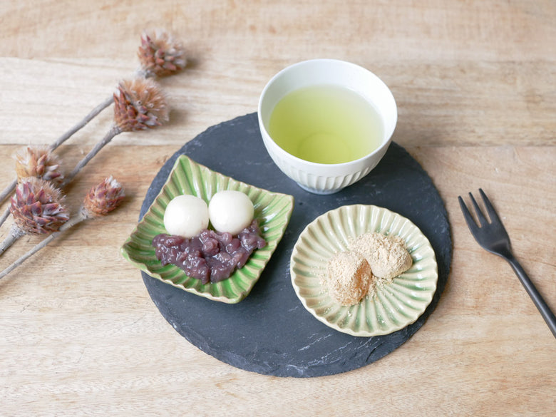 俊峰陶苑製の花あかり角箸置き。35mm×高さ8mmの手作り陶器で、花の模様が施された自然な色合いの日本製商品。テーブル上に置かれた角箸置き。