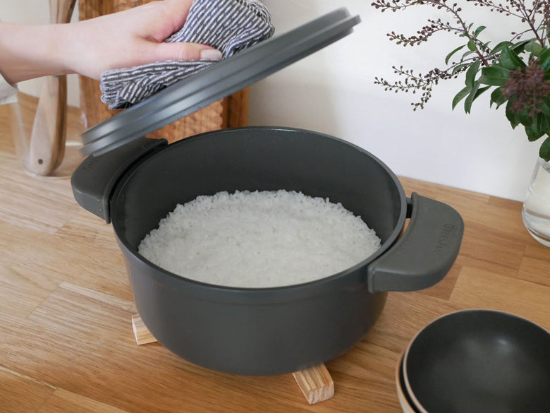 GREEN PAN フェザーウェイト ココット ラウンド鍋とシリコーン製ポットホルダー2個セット