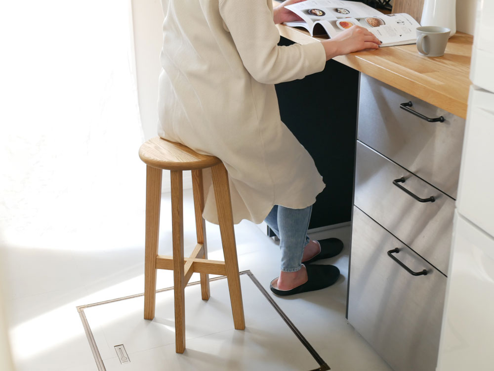 松野屋製の国産タモ材を使用したオイル仕上げの丸椅子。自然な木目が美しい手作りスツール。