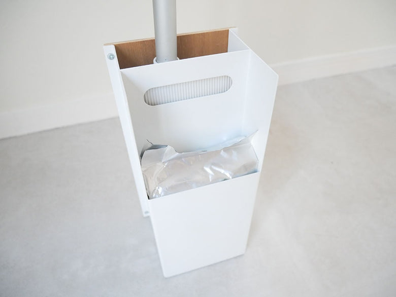 YAMAZAKI製【RIN/リン】フローリングワイパースタンド。スチールと天然木を使用し、清潔感のある家庭用デザイン。