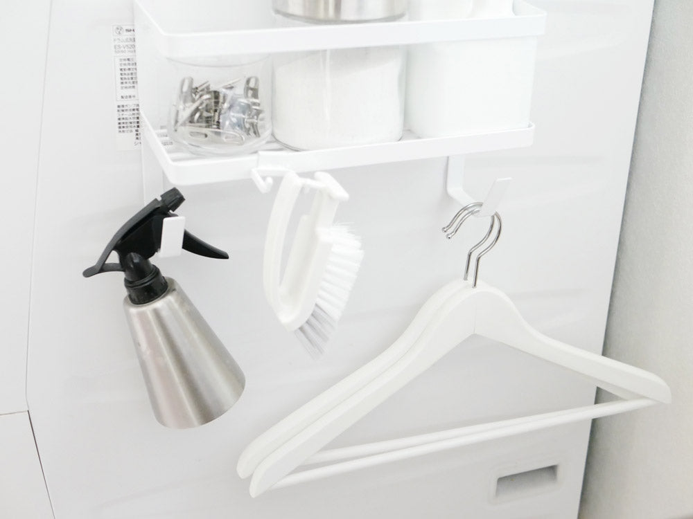 洗濯機横のホースホルダー付きマグネットラック