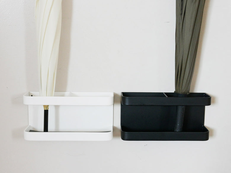 マグネット傘立てに複数の傘が収納されている