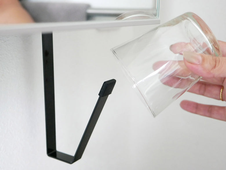 洗面戸棚下に設置されたタンブラーホルダー