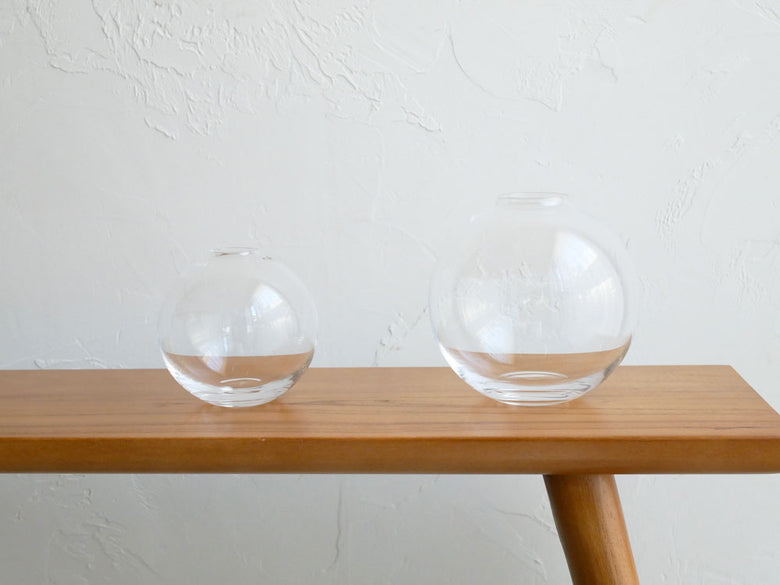 Sghrスガハラのフィオラフラワーベース。ソーダガラス製でクラシックなデザイン、サイズはSS（直径約39mm、高さ130mm）とSSS（直径約32mm、高さ100mm）の2種類。花のアレンジメントに最適なガラス製のフラワーベース。