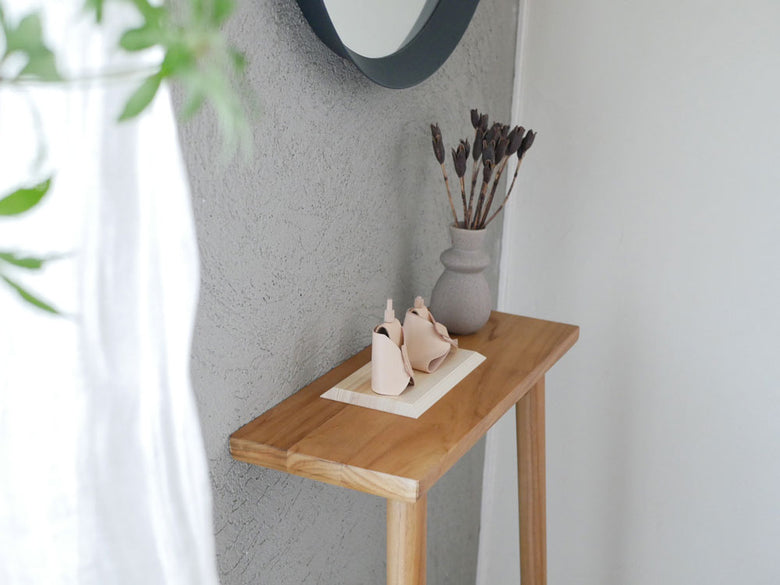 こどもと一緒に育てることができるヌメ革製のお雛様