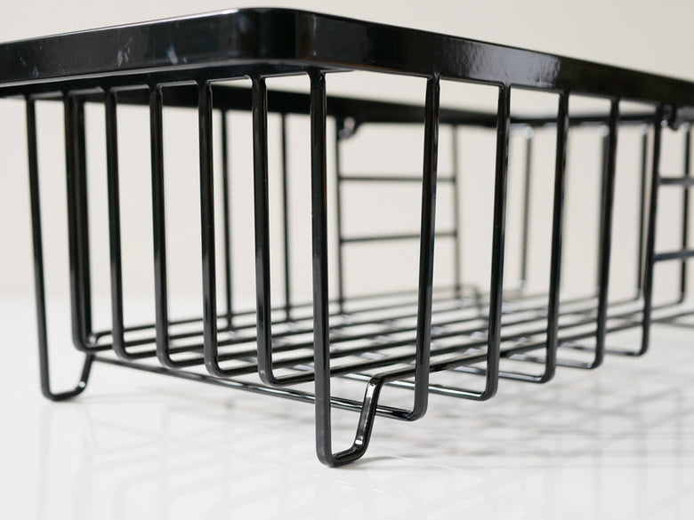 YAMAZAKI製タワー型伸縮水切りワイヤーバスケット。幅44cm、高さ14cmのステンレス仕上げでシンク内に設置可能。ABS樹脂のカトラリーポケット付き。