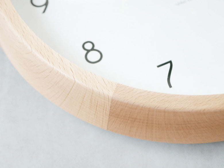 天然木を使用したレムノスのキャンパーニュ電波時計