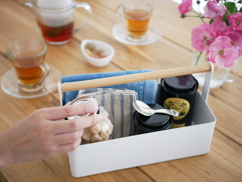 トスカブランドのツールボックスに収納された陶器製の食器やカップ、バスケットなど