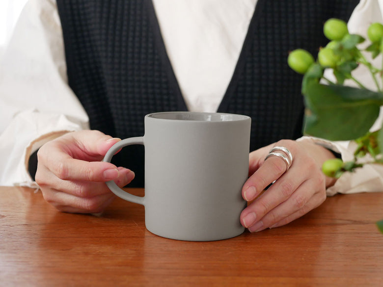 MOHEIM（モヘイム）ブランドの手作りせっ器製マグカップ。シンプルなデザインで食洗機と電子レンジに対応可能。
