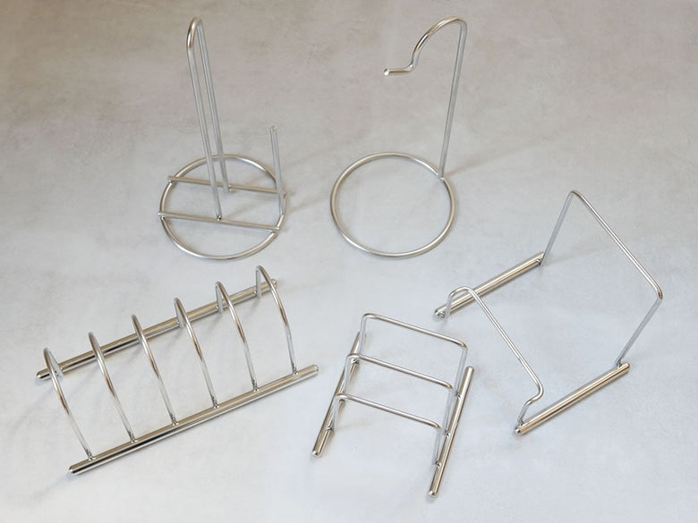 キッチンに設置されたSALUS（セイラス）18-8ステンレス製デイリーまな板スタンド