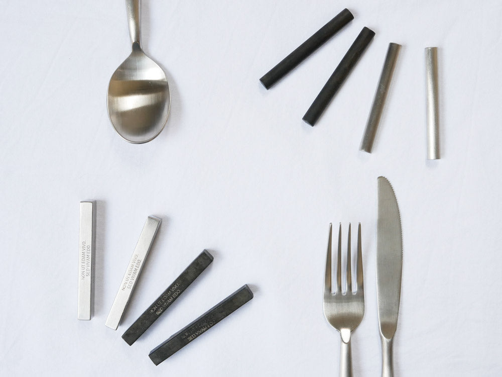 DULTON製スクエアカトラリーレストにフォークとナイフが置かれたテーブル