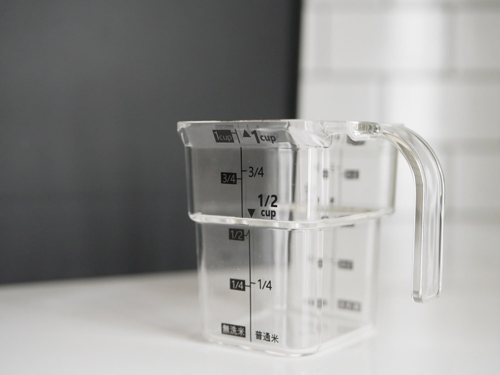 tower（YAMAZAKI）ブランドの密閉式シンク下用米びつ、計量カップ付、ABS樹脂製