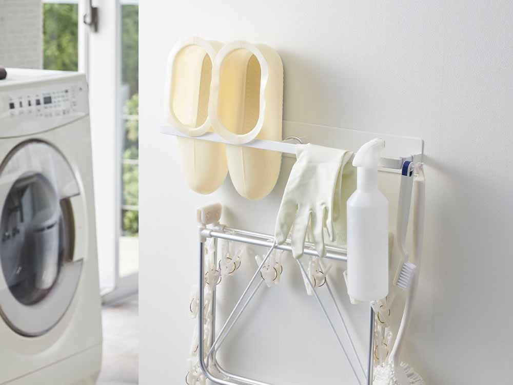 洗濯機の隣に置かれたYAMAZAKIタワーの2段マグネット洗濯ハンガー収納ラック