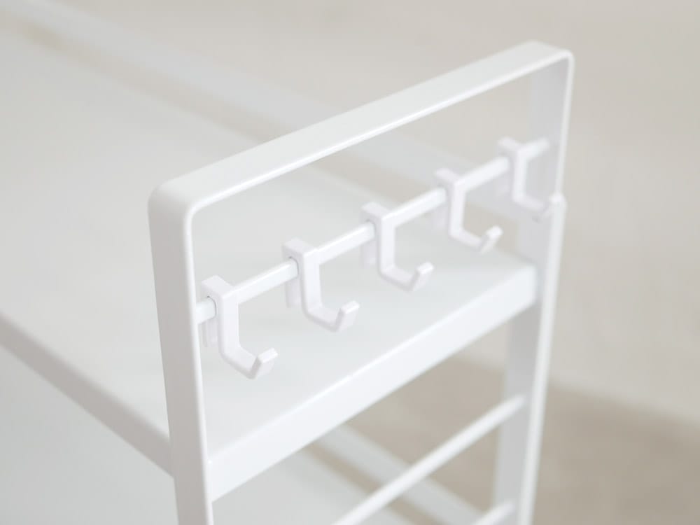 YAMAZAKI/towerのスチール製コンロ奥ラック。幅79cm、高さ46cmで複数の棚とプラスチック製フックを備えたデザイン。