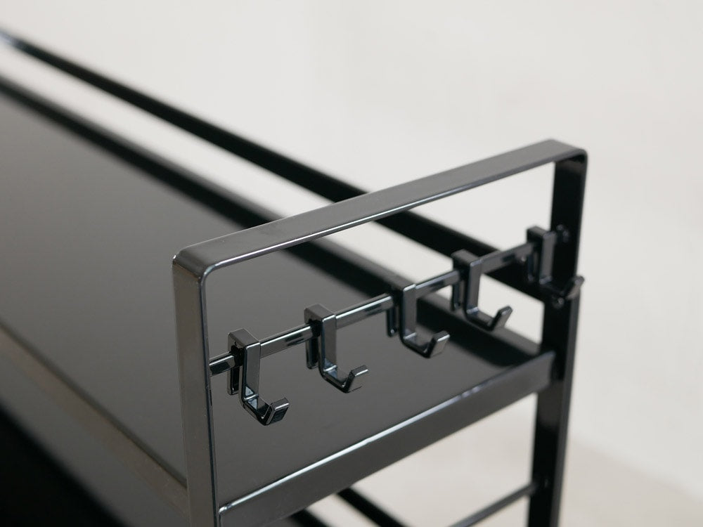 YAMAZAKI Towerのスチール製コンロ奥ラック、アルミとチタンのデザインが施された収納ラック