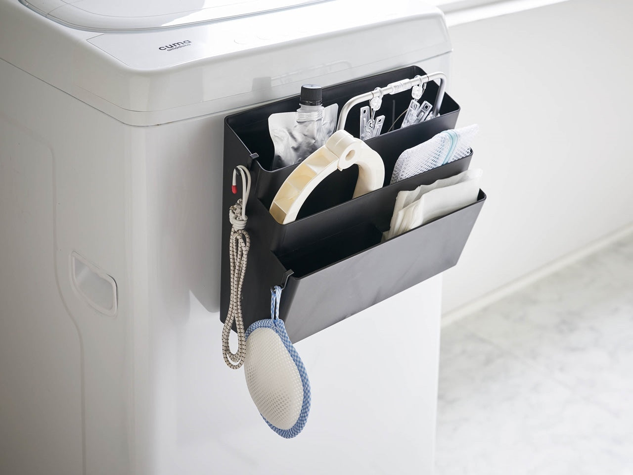 洗濯機横に取り付けた銀色マグネット収納ポケット