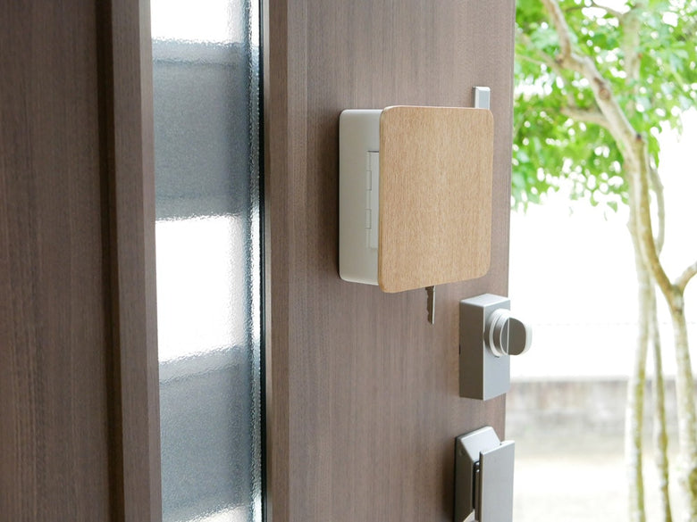 扉に取り付けられた2段マグネットキーフック