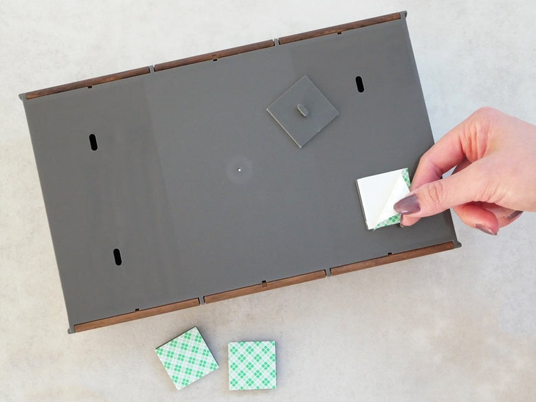 ブラウン色の木製壁掛けティッシュケース