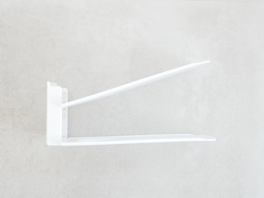 プラスチック棚に置かれたシュースペースセーバー