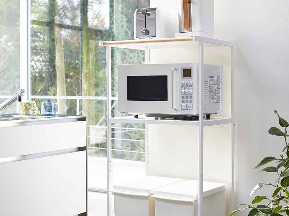 YAMAZAKI/tower製タワーゴミ箱上ラック、スチール製の棚と天然木のハンガーバーを備えた高さ130cmのキッチン用収納ラック