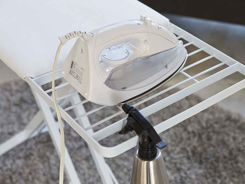 YAMAZAKI/toscaのスタンド式タワーアイロン台。スチール製フレームと天然木の脚を備えた家庭用アイロン台。麻・綿の布が張られています。