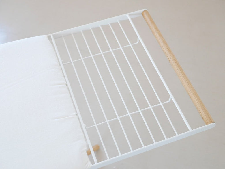 YAMAZAKI/toscaブランドのスタンド式アイロン台「トスカ」、幅117cm×奥行36cm×高さ81〜53cm、麻・綿の表面布と天然木の脚を備えたスチール製