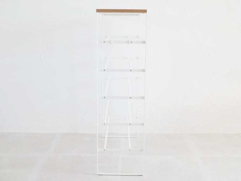 YAMAZAKI/towerブランドの天板付きスチール製シューズラック。幅66cm、高さ87cmの複数棚が並び、天然木の天板が特徴的なデザイン