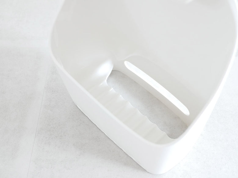 マーナ製白色プラスチックタオルバスケット