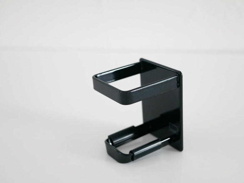 壁に取り付けられたマグネットシェーバーホルダー