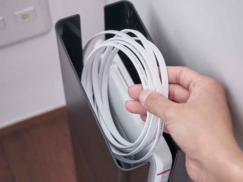 銀色のスリムルーター収納ケースと電線