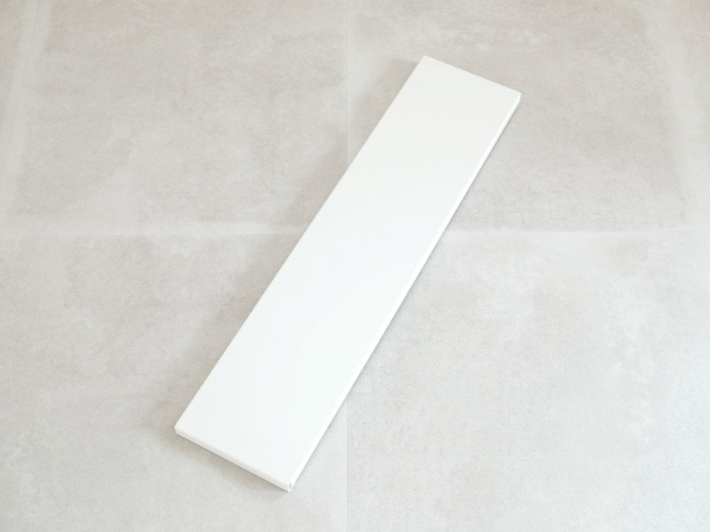 ホワイト洗濯機防水パン上ラックがタイル床に設置