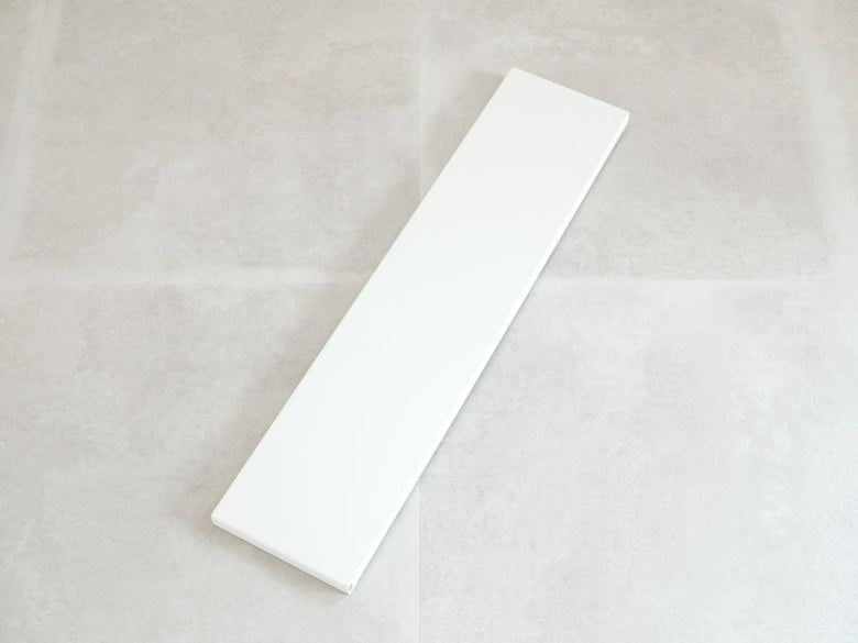 ホワイト洗濯機防水パン上ラックがタイル床に設置