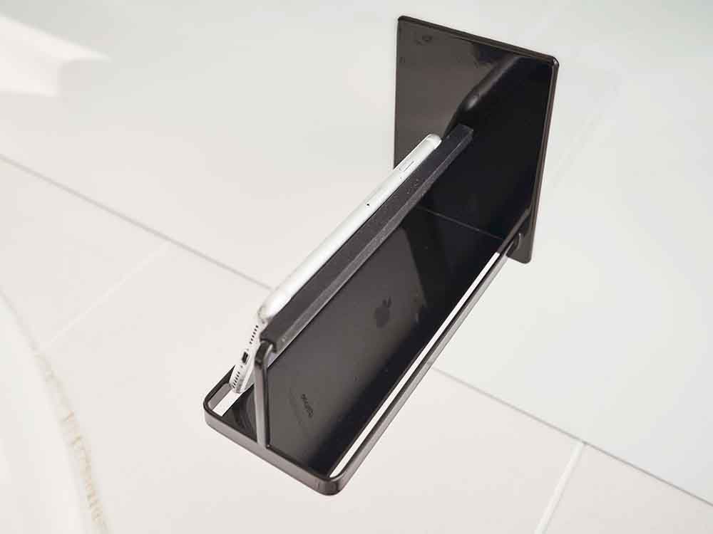 バスルーム用マグネットスマホスタンドにスマートフォン設置