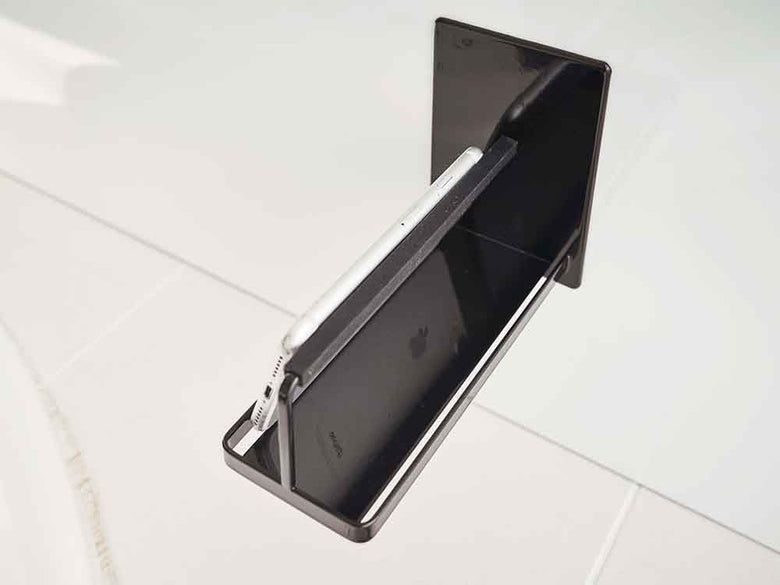 バスルーム用マグネットスマホスタンドにスマートフォン設置